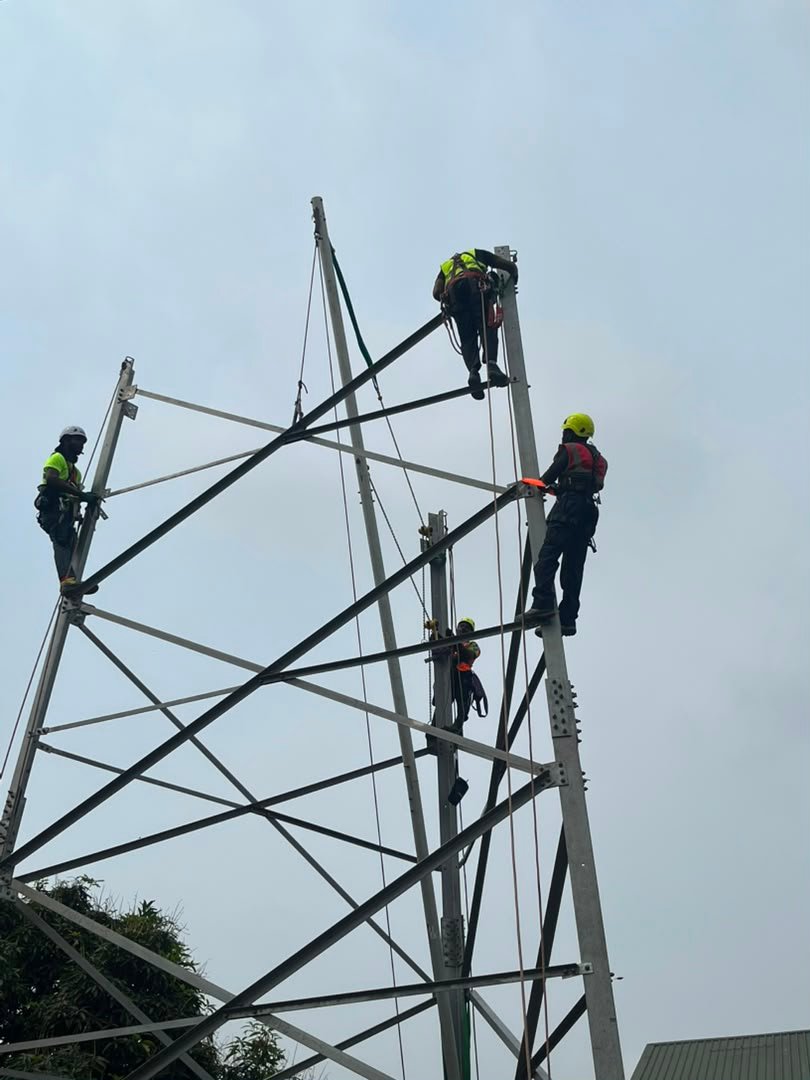 Ingénieur travaillant sur une infrastructure télécom
